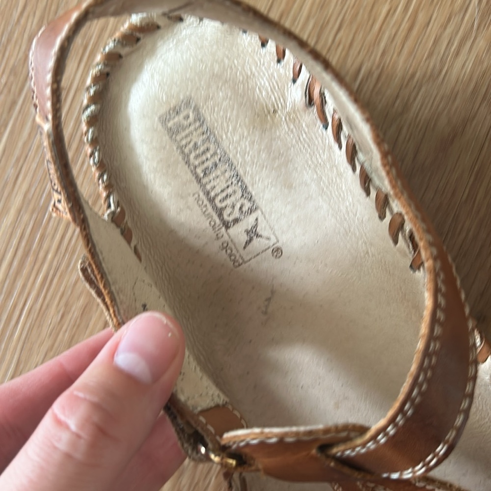 Pikolinos Brown Leather Sandals with T-Strap and Cutout Design - Picture 2 of 4